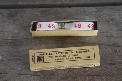 Boite ancienne chiffre 99 ou 66 inversé coton brodé , pour