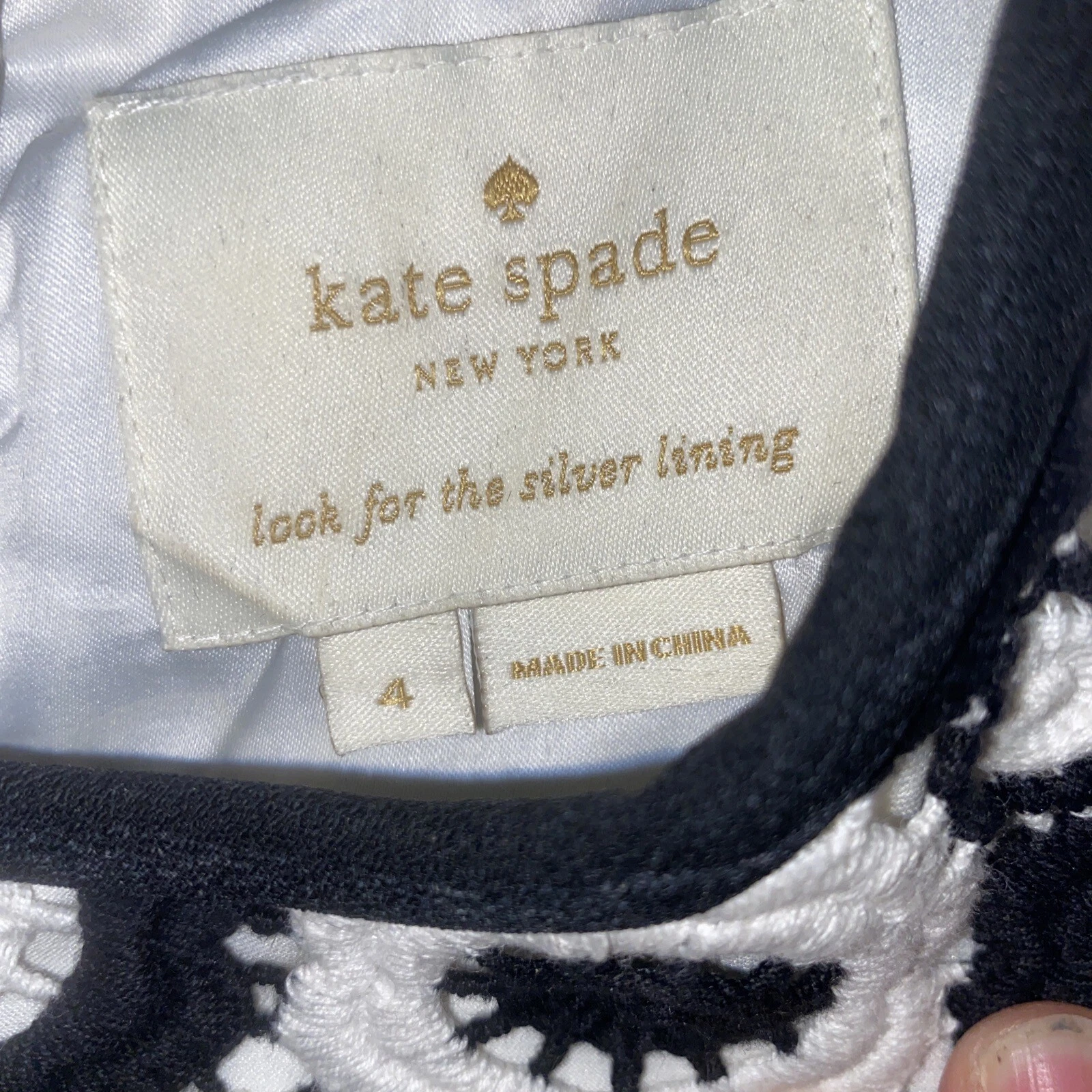 Abito Kate Spade. Uncinetto bianco e nero. Abito senza maniche a turni