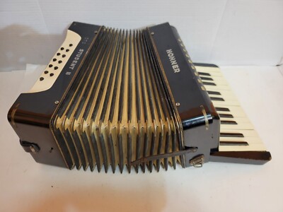 HOHNER Student II Vintage Piano Accordion 25 Keys & 12 Bass