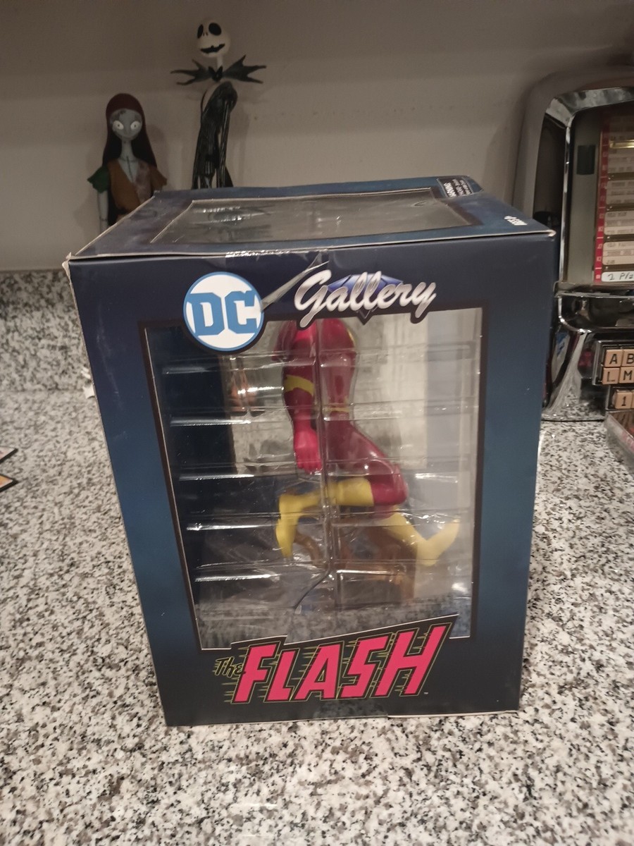 ［ダイアモンドセレクト］DC The Flash Gallery フィギュア Amazon.com: Diamond Select Toys DC Gallery: The Flash PVC Figure
