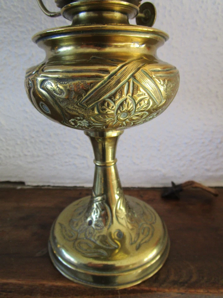 ancienne lampe à petrole parisienne en laiton decor repoussé - Photo 2/4