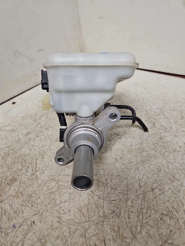 Cilindro maestro de freno Ford Fusion 13-16 1,5 L Lincoln MKZ 2,0 L con depósito OEM Foto 4 de 4