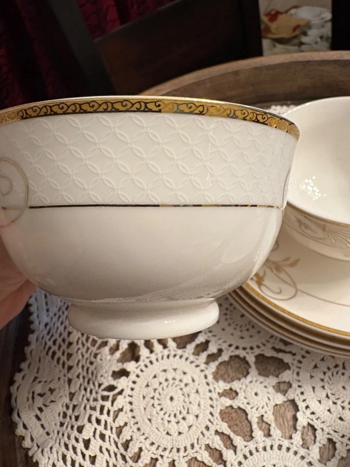 La Luna Bone China 8 Piezas Oro 24K Diseño Floral Café Té, Servicio para 4 Foto 3 de 4