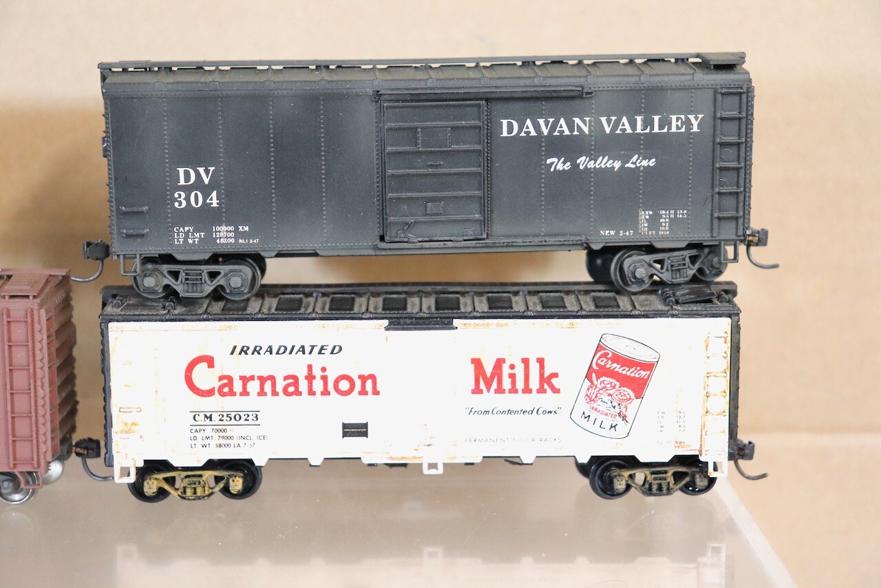 ATHEARN ACCURAIL RAKE of 4 CARNATION MILK OLD DUTCH DAVAN NYC BOX CAR WAGON nx