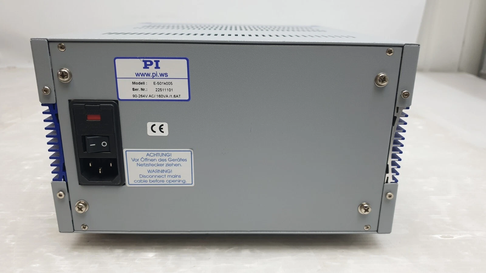 Rear of the PI E-501K005 with IEC mains inlet, power switch, CE mark and model label