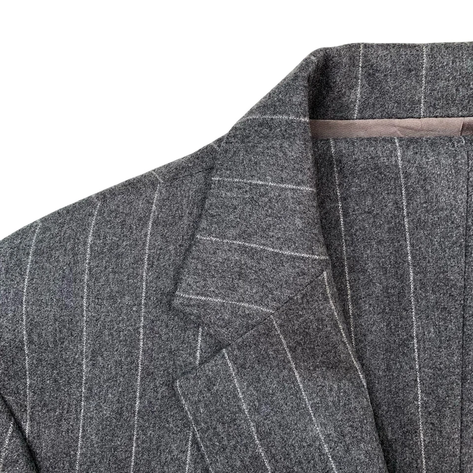 Traje de lana a rayas tiza peso franela gris humo 44 R Saks Fifth Avenue de colección Foto 3 de 4