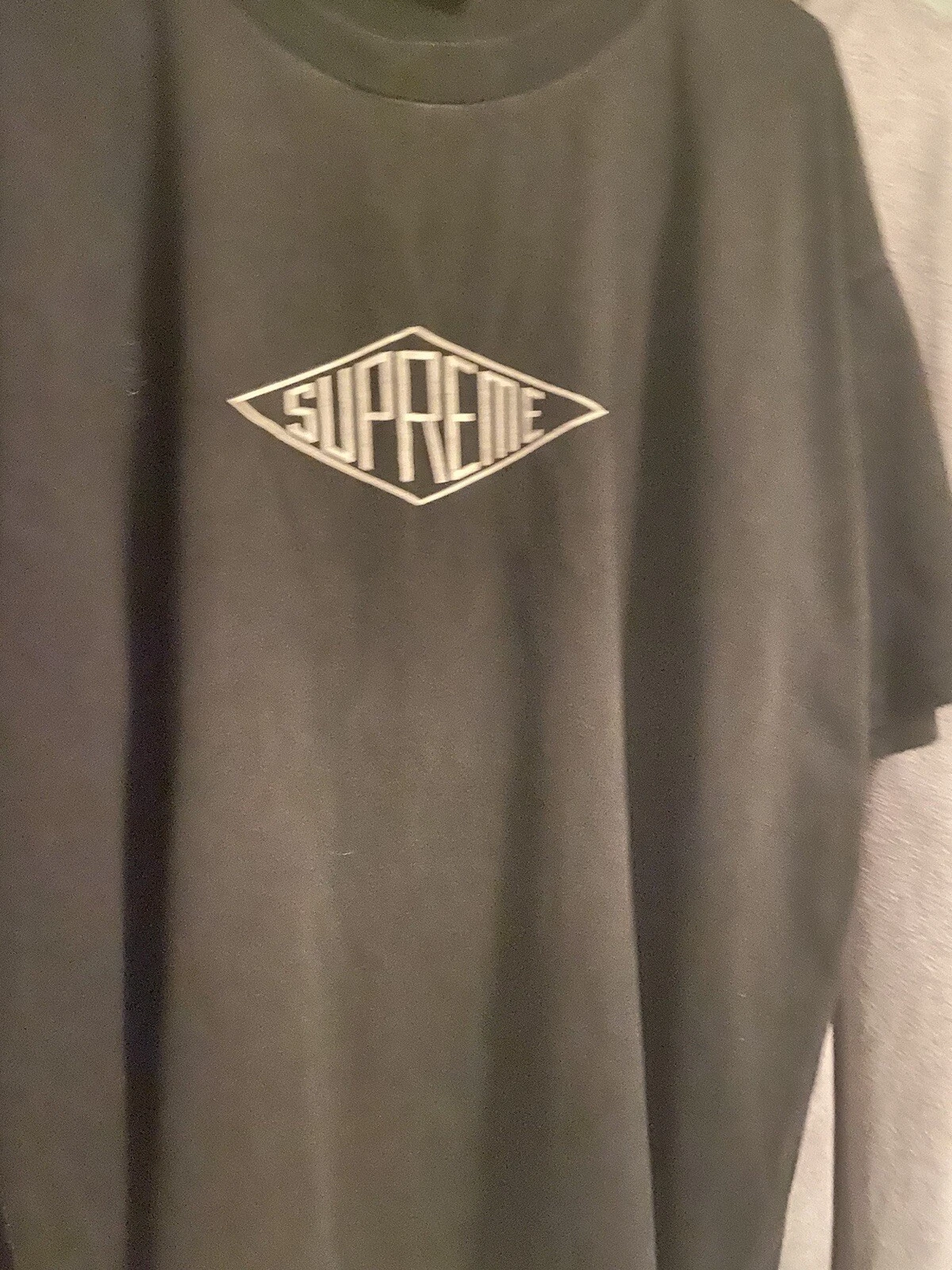 Véritable T shirt Logo Suprême Blanc sur Noir