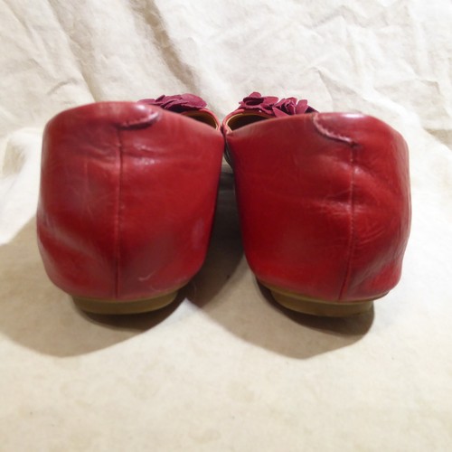 🩰 Ballerine Kenneth Cole Reaction 9 M similpelle rosso mela; dettagli floreali - Foto 3 di 16