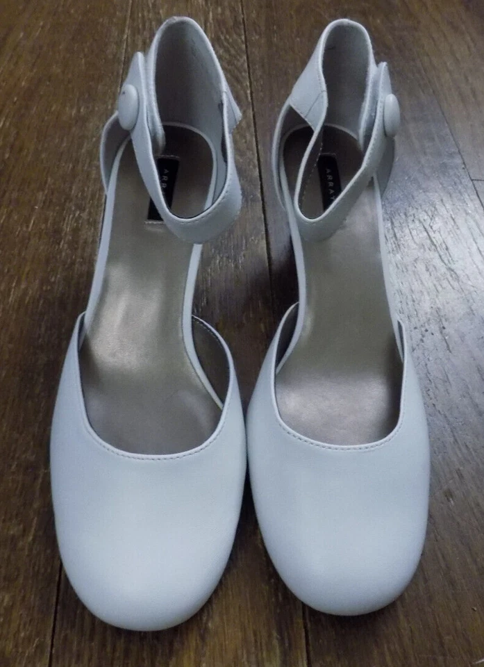 Array Feminino Charlie Tira de Tornozelo Branca Sólida Couro Bombas Salto Baixo 2" Excelente Estado Usado Tamanho 9 - Imagem 2 de 4