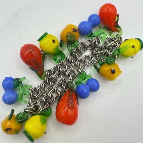Pulsera de eslabones de doble bordillo tono plata dijes de vidrio arte murano frutas vintage - Imagen 7 de 9