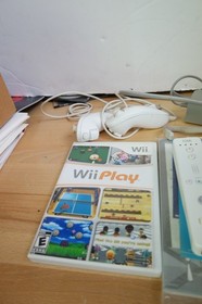 Nintendo Wii  RVL 001 White with 2 controllers and wii play game complete tested