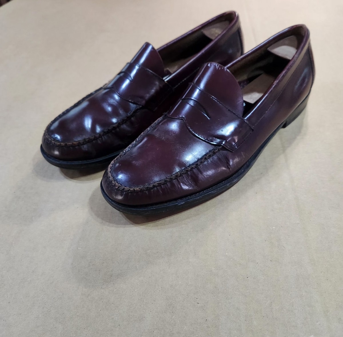 G.H. Bass Weejuns Burgundy Leather Men\'s Size 9.5 D Penny Loafer Dress Shoes Few shoes have travelled as far as the G.H. Bass Weejun  main image 2