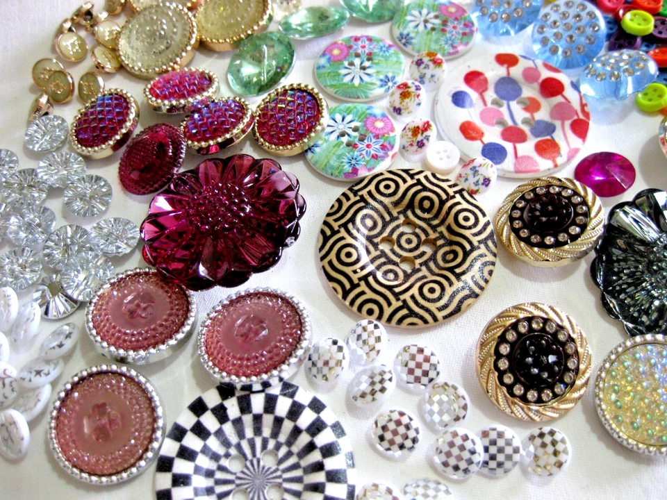 ca110 verschiedene Knöpfe Holzknöpfe Kinderknöpfe Ösenknöpfe Boho Restposten R12 - Bild 3 von 4