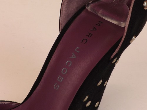 NUEVO EN CAJA BOMBAS DE TACÓN DE CUÑA MARC JACOBS NEGRO GAMUZA PLATEADA TACHONADO CORREA DE TOBILLO 37.5 - Imagen 9 de 12