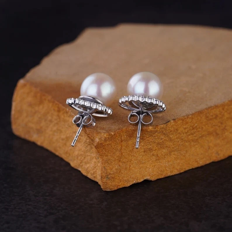 Aretes con halo de diamantes y perlas doradas de corte redondo de 4,25 quilates acabado en oro blanco de 14 quilates Foto 4 de 4