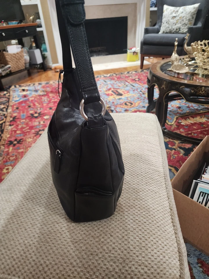 Cartera hobo de hombro negra de cuero Rolfs para mujer con nombre etiqueta plisada frontal Foto 3 de 4