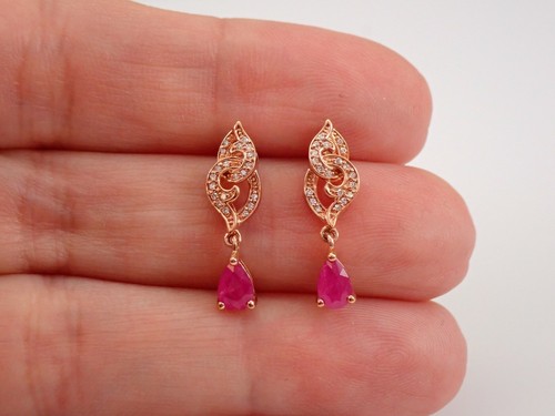 Pendientes colgantes pequeños de oro rosa con rubí y diamantes piedra de nacimiento de julio - Imagen 4 de 4