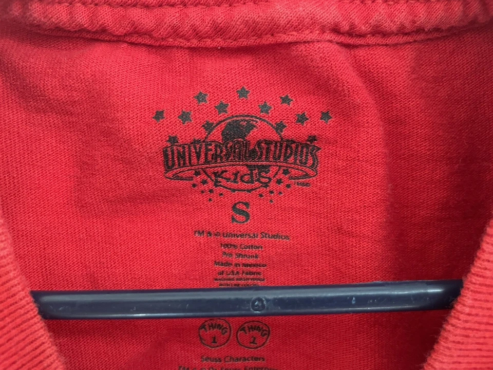 Camiseta Universal Studios Kids Islands of Adventure Dr. Seuss Thing 2 vermelha pequena - Imagem 2 de 4
