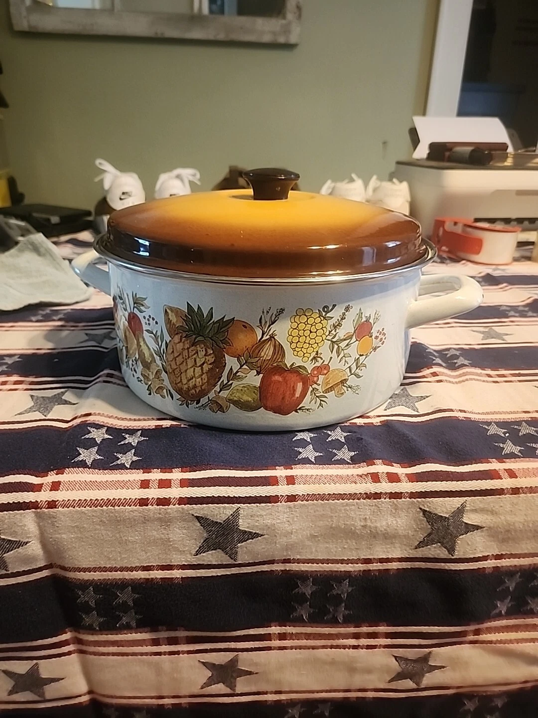 Vintage White Enamel Harvest 5 Quart, Dutch Oven, Roaster Round Enamelware...