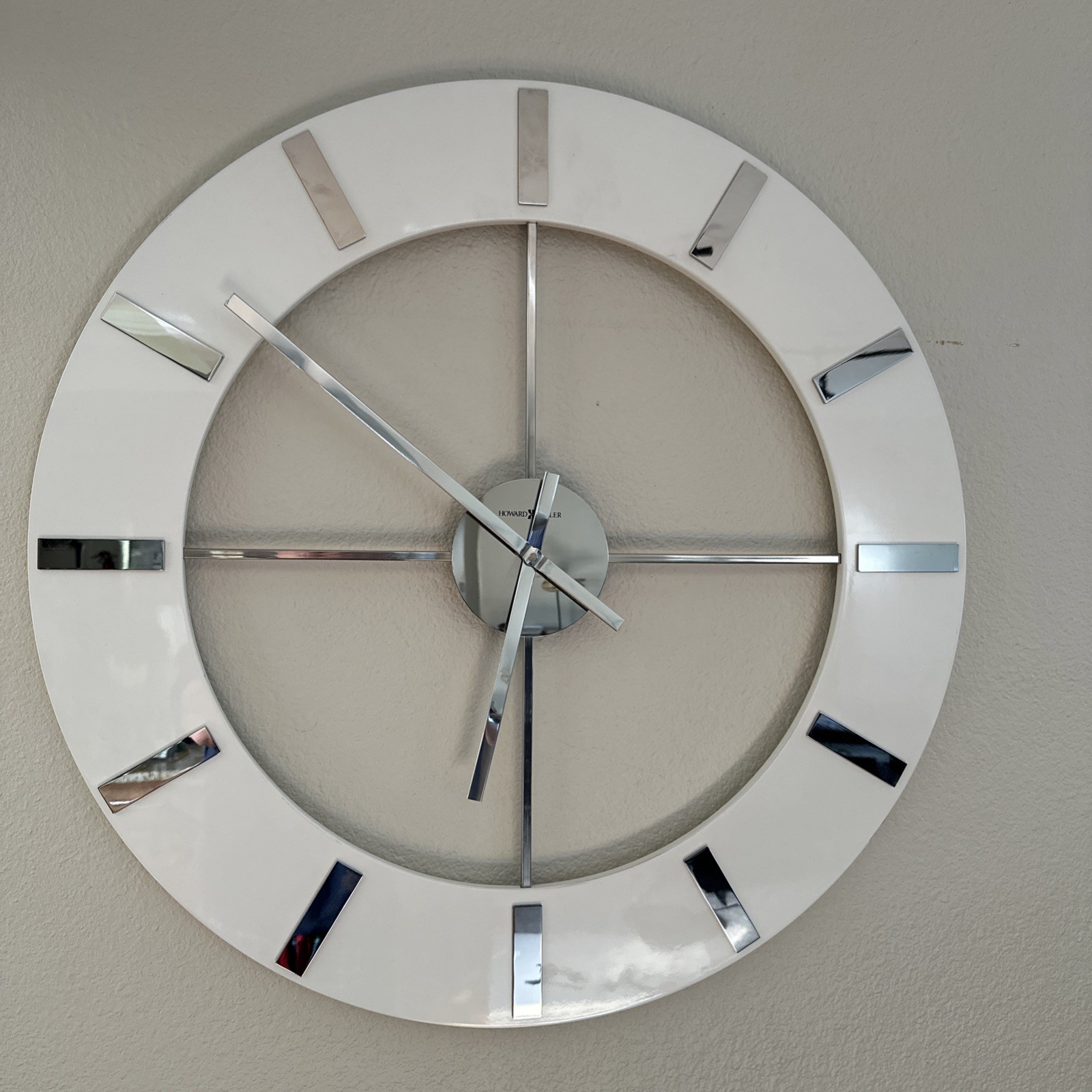 Howard Miller Oversized 30” Pearl And Onyx Round Wall Clocks Lot 625-596 625-602