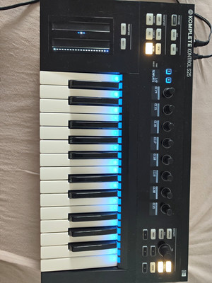 Native Instruments Komplete Kontrol S25 M1 Keyboard-Controller 25 Tasten USB