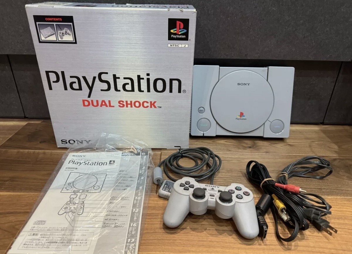 （ポプ子）SONY PlayStationVITA＋ソフト1本 Sony PlayStation Vita The Walking Dead Bundle 3G Console Box