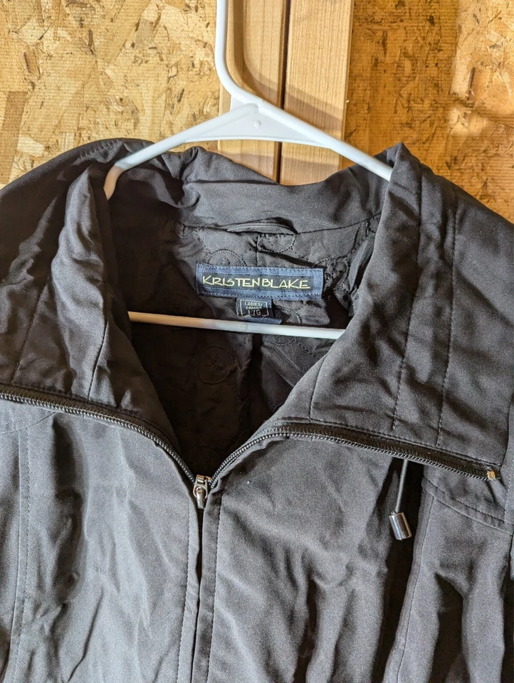 Chaqueta cortavientos KRISTEN BLAKE para mujer grande negra con cremallera completa de poliéster Foto 3 de 4