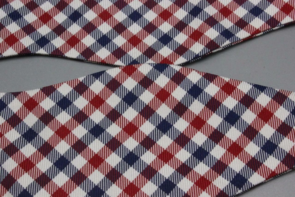 Pajarita de seda ajustable TOMMY HILFIGER. Cuadros rojos con azul y blanco. Foto 2 de 3