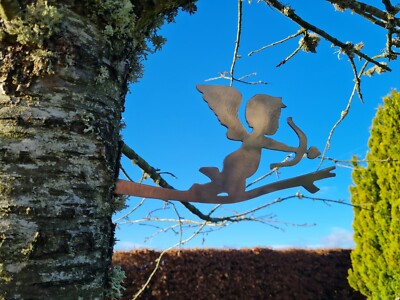 Metall Amor mit Schleife auf Ast Silhouette blanke Oberfläche Garten Ornament Kunst