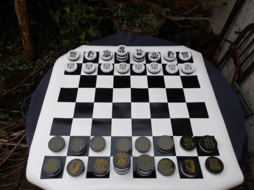 Seltenes & ungewöhnliches GROSSES Schach/Flachschach - Vinyl Spielbrett mit Kunststofffiguren - Bild 22 von 23
