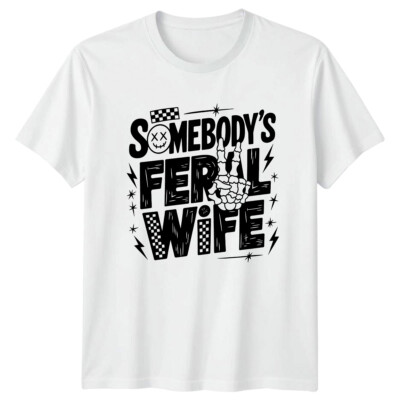 Somebody's Feral Wife Skelett Hand Peace Zeichen Grafik T-Shirt