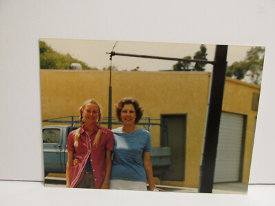 1980S VINTAGE FOUND PHOTOGRAPH COLOR ORIGINAL ART PHOTO SEXY WOMEN ON STREET PIC