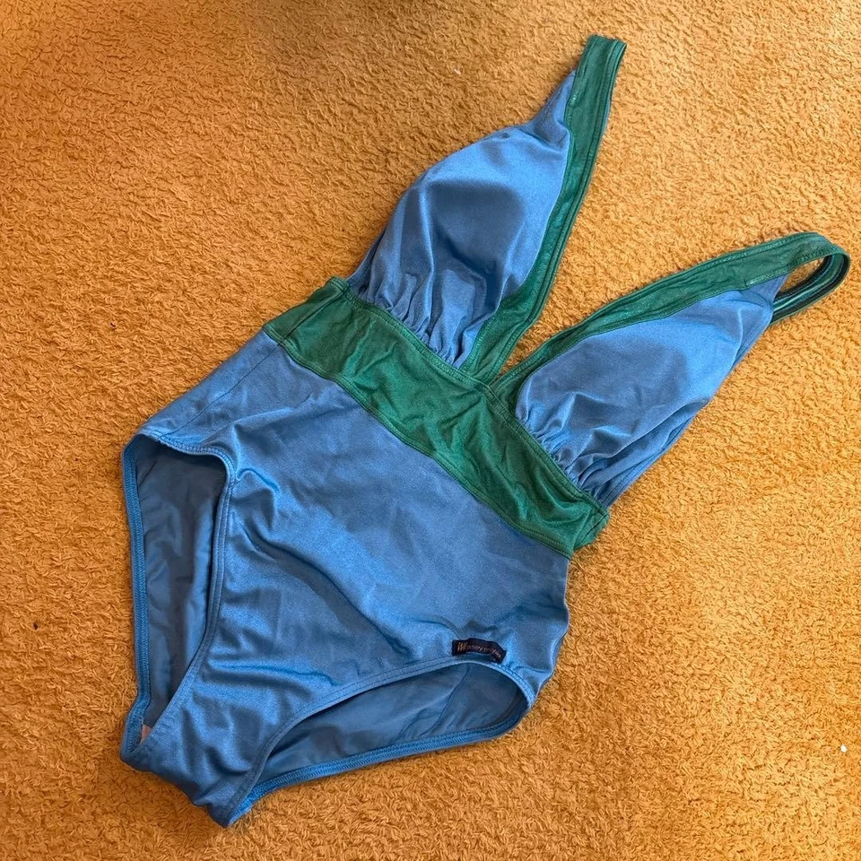 GEBRAUCHTER ISSEY MIYAKE BLAU UND GRÜN TIEFER V-AUSSCHNITT GLÄNZEND EINTEILER BADEANZUG UNBENUTZT