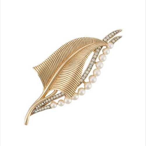 Vintage Signed CROWN TRIFARI Gold Tone Pearl & Rhinestone Leaf Pin Brooch - Picture 7 of 7