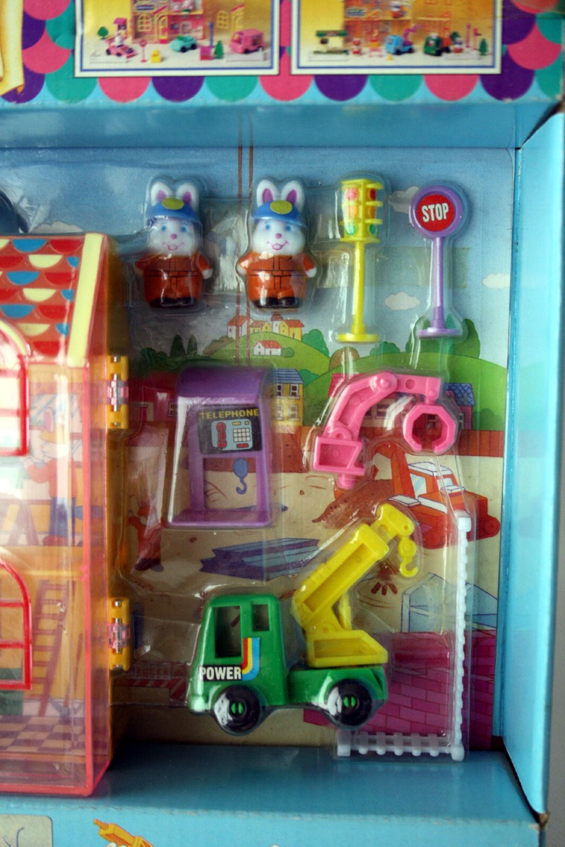 RARE VINTAGE 90'S BUNNY WORLD MINI FIGURES CONSTRUCTION