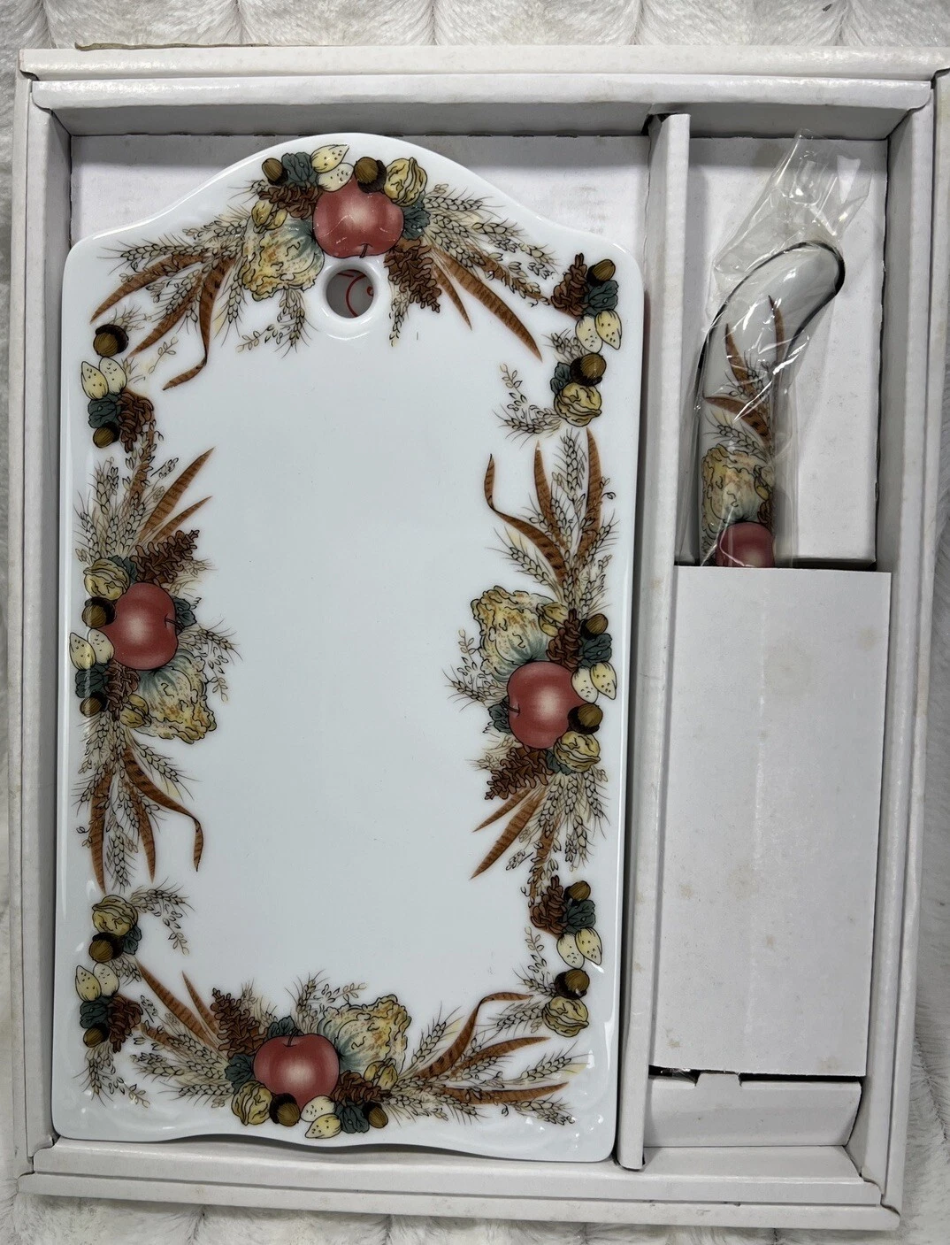Autumn Cornucopia Andrea Sadek Porcelain CHEESE CUTTING BOARD & KNIFE SET 9013
Opens in a new window