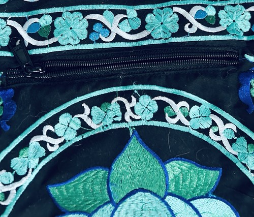 Bellissima borsa con cerniera tappetino yoga FIORI DI LOTO RICAMATI E NASTRI con tasca zip - Foto 6 di 6