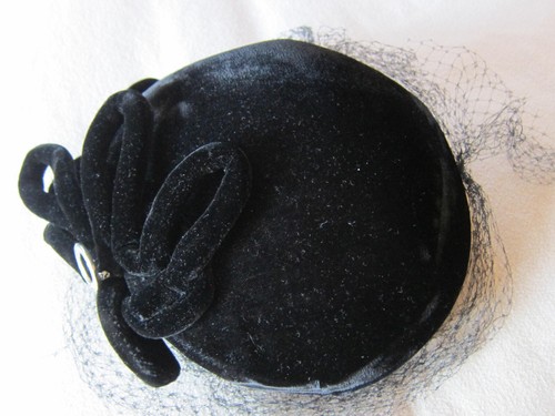 VTG 1950's Black Velvet Hat w/Net & Rhinestone Round Pin - 第 7/7 張圖片