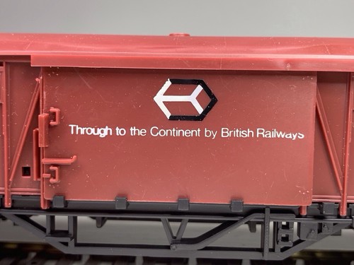 Hornby R738 OO Gauge BR 20 Ton HFS Anglo-Continental Ferry Van Brown - VNM Boxed - Picture 6 of 13