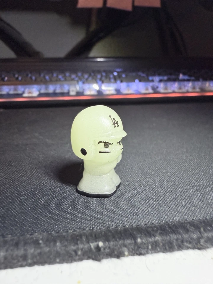 Serie MLB 12 2025 Teeneymates Shohei Ohtani Dodgers Brilla en la Oscuridad Foto 3 de 4