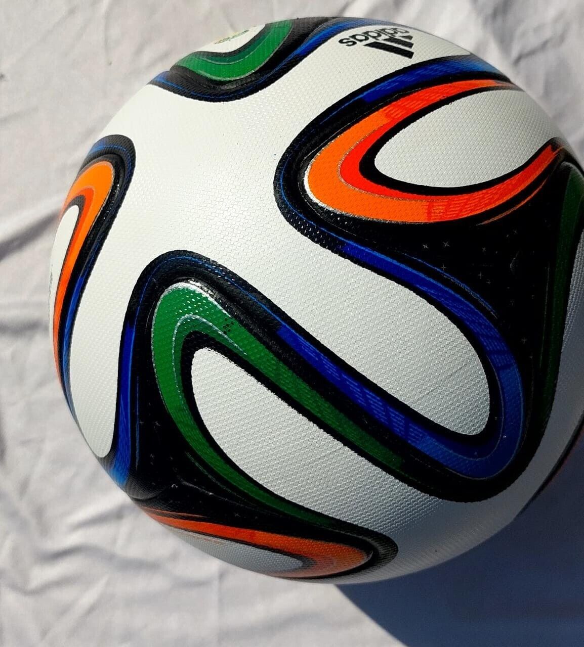 ADIDAS BRAZUCA FIFA WORLD CUP 2014 SOCCER BALL MATCH FOOTBALL HAND STITCHED  SZ 5