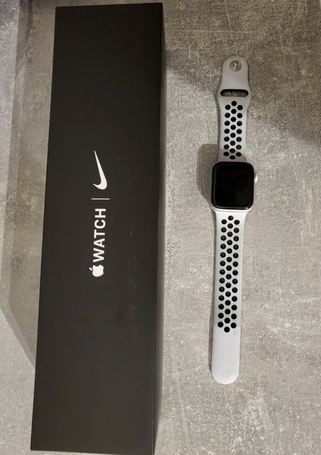 Apple Watch Series 5 Nike 40mm Silber 