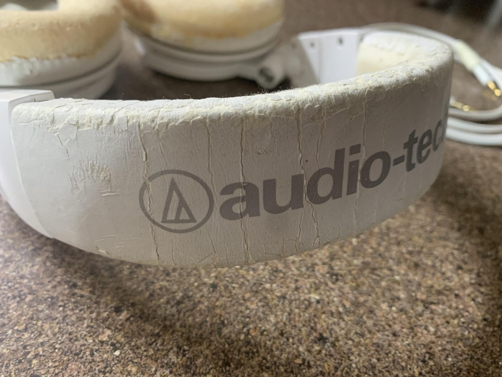 PEELING AudioTechnica ATHM50x ClosedBack Monitor Headphones White