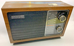 Sony  10 Transistor TFM-9430W AM/FM Table Radio