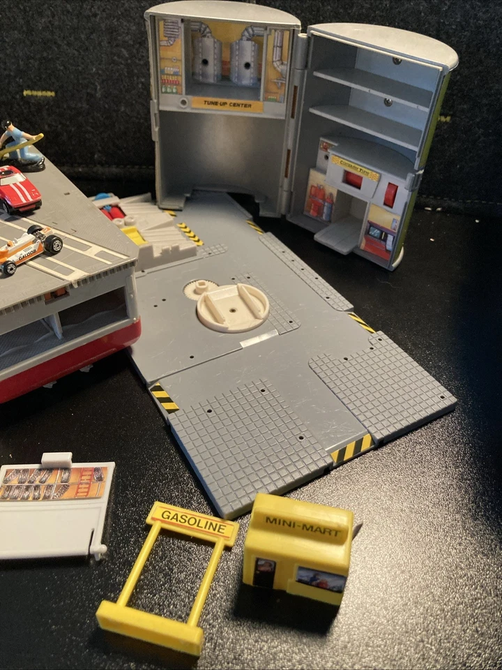 Galoob 1988 Micro Machines Super City Toolbox Playset Incomplete W/cars Figures - Image 2 of 4