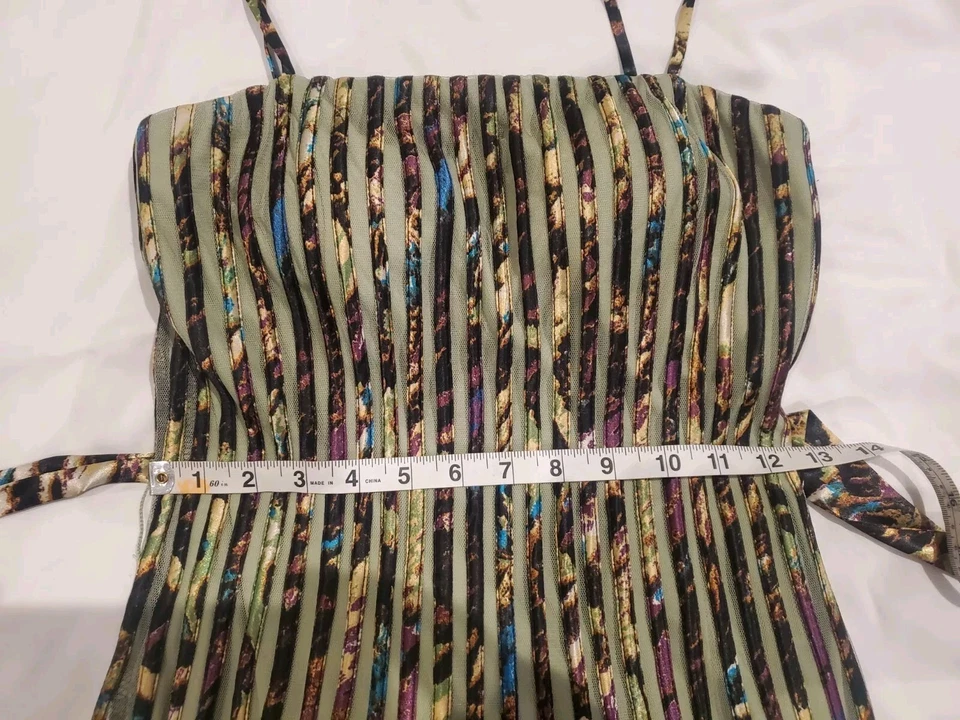 JS Collection Precioso vestido abstracto de malla verde con satén Foto 4 de 4