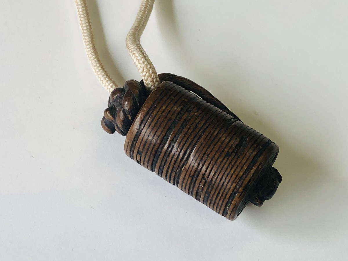 Y4127 NETSUKE wood carving Old Coin signed Japan antique kimono