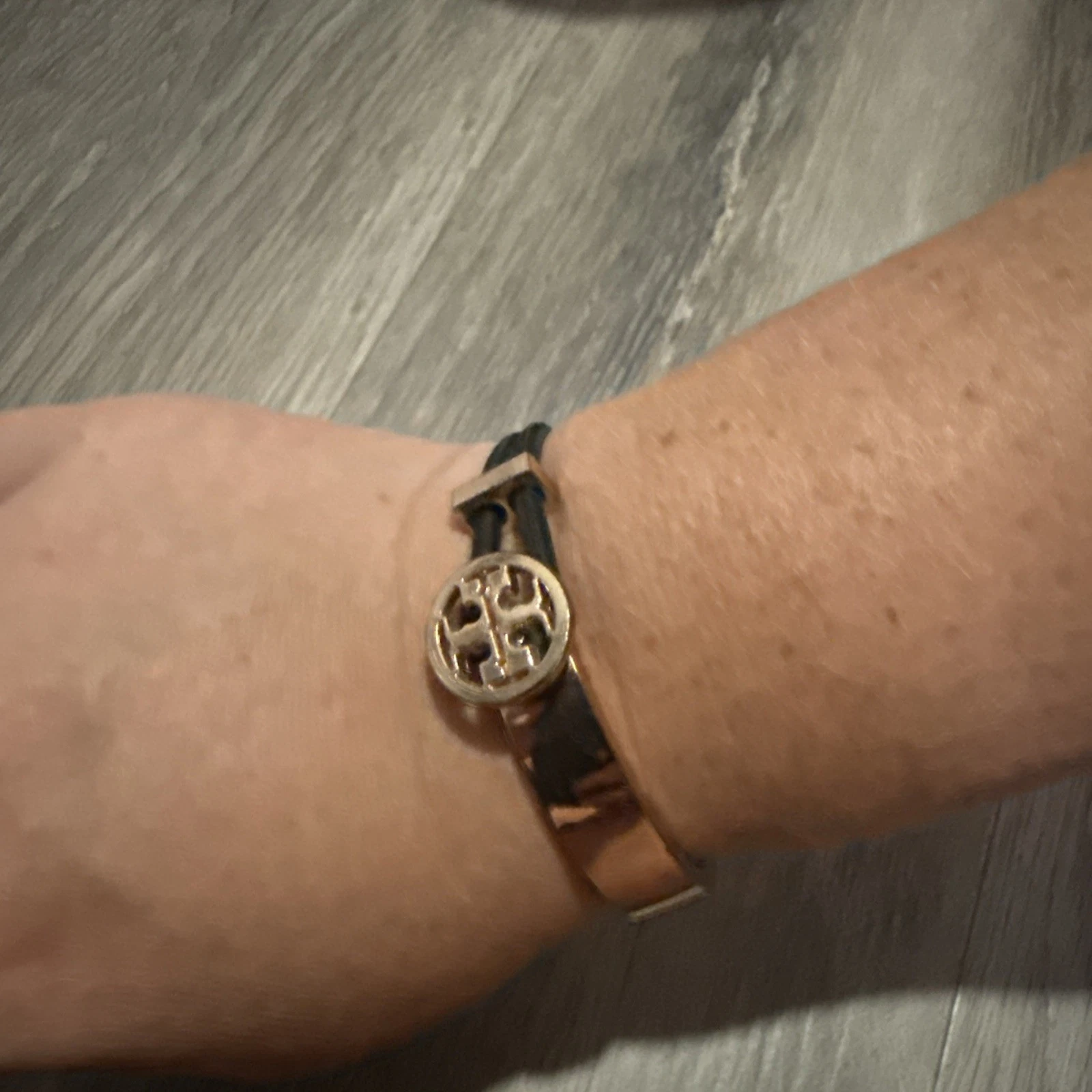 Bracciale Tory Burch con cinturino regolabile tono oro