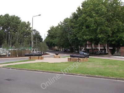 Foto 12x8 Kanonen auf einem grünen, Thamesmead Diese vier Kanonen sind auf einer Straße c2011