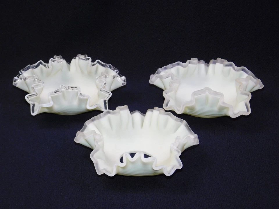 3 velas antiguas victorianas con volantes satinadas de vidrio con cresta BRILLAN Foto 2 de 4